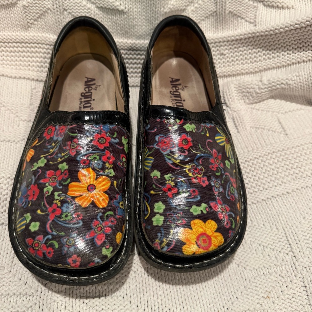 Alegria Deb-810 Aloha Slip-On Shoes - Black/flowers Nursing, 39 US 9